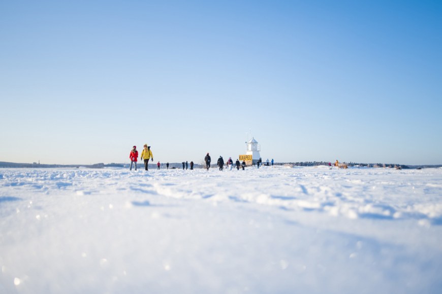 Aurinkoinen talvipäivä Näsijärven jäällä