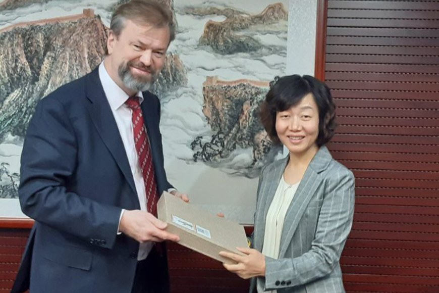 Vice President, Research, Dr. Juha Teperi hosted by LI Qing, Deputy General Secretary, when visiting China Scholarship Council on 15 October. 