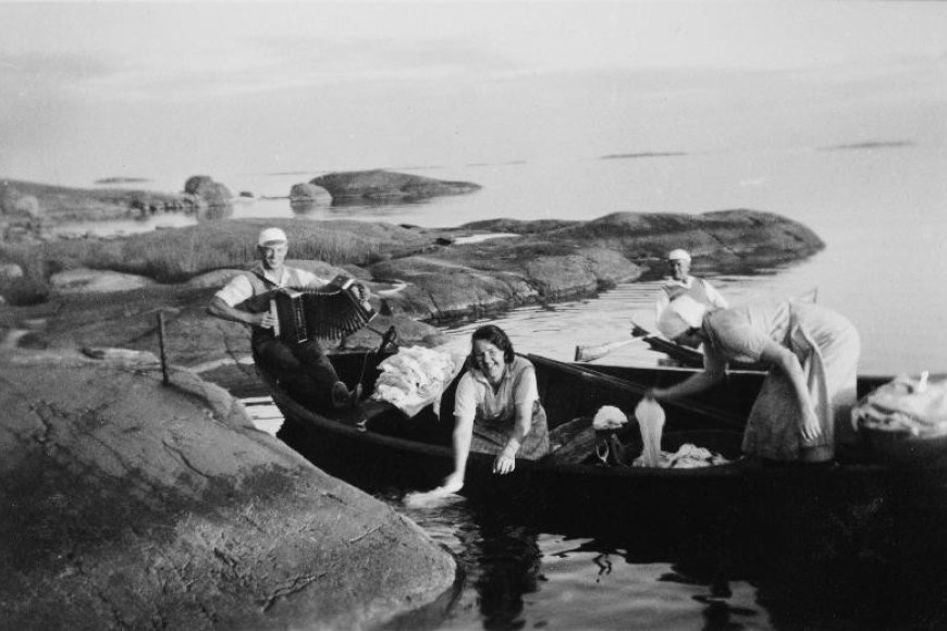 Pyykin huuhtelua veneessä 1930-1939. Kuva: Esbo Hembygdsförening, Espoon kaupunginmuseo, CC BY-ND 4.0.