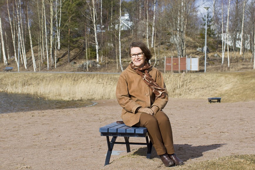 Kyllikki Rantala istuu penkillä Pirkkalan Vähäjärven rannalla.