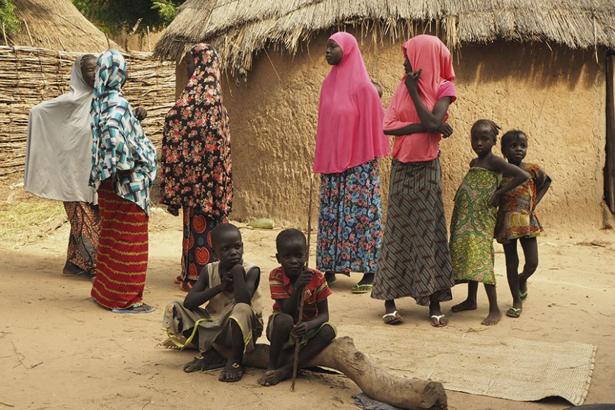 naisia ja lapsia afrikkalaisessa kylässä