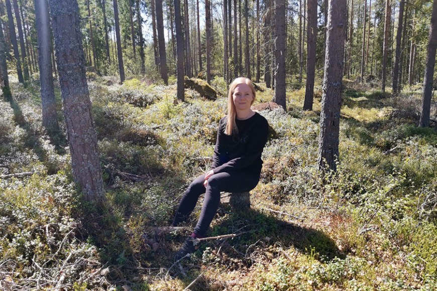 Hannakaisa Seppälä viihtyy metsässä.
