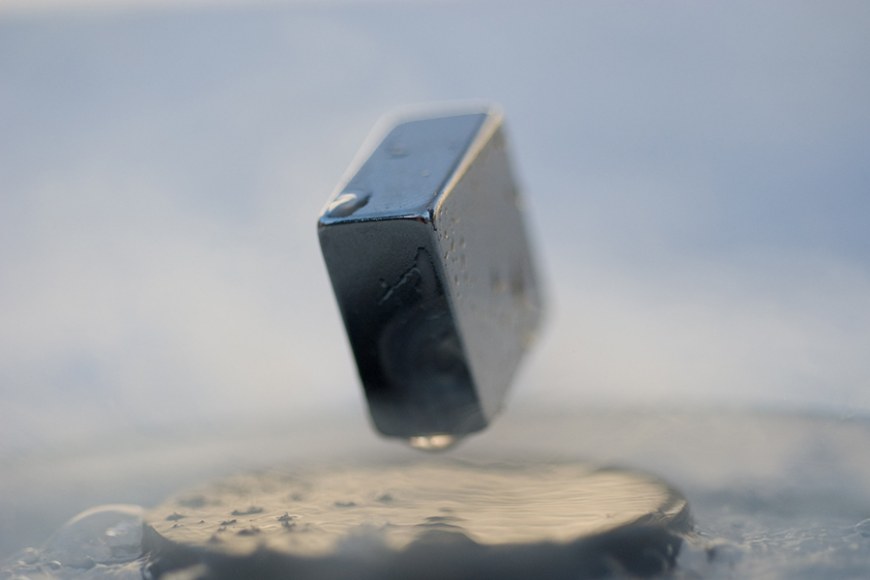 Levitation of a magnet on top of a superconductor. Juboroff / Wikimedia Commons