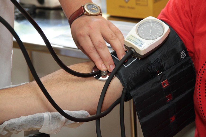 verenpainetta mitataan, kuvassa vain käsivarsi ja mittari ja mittaajan käsi