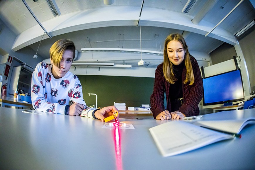 Fotoniikan opetussetin laserit ovat oppilaiden käytössä Normaalikoulun fysiikan opetuksessa.