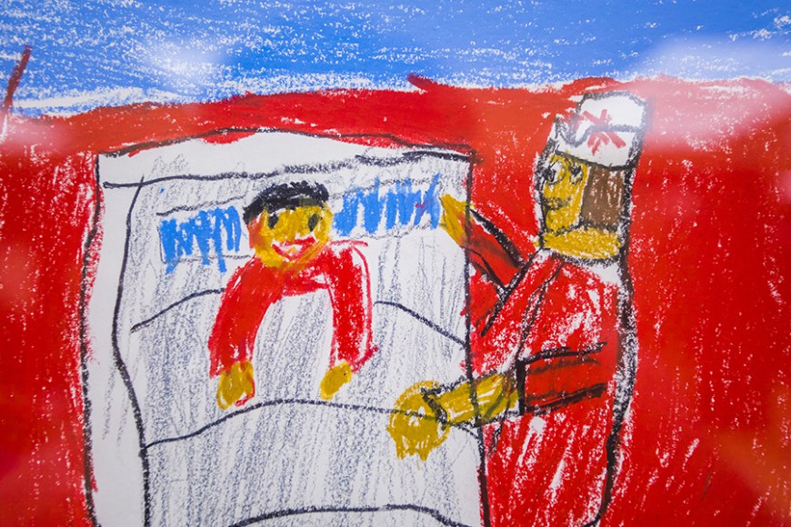 lapsen piirustuksessa lapsi sairaalasängyssä ja hoitaja