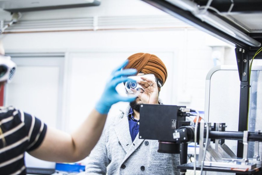 Tutkija valmistelee laserablaatiota yliopiston materiaalitekniikan laboratoriossa.