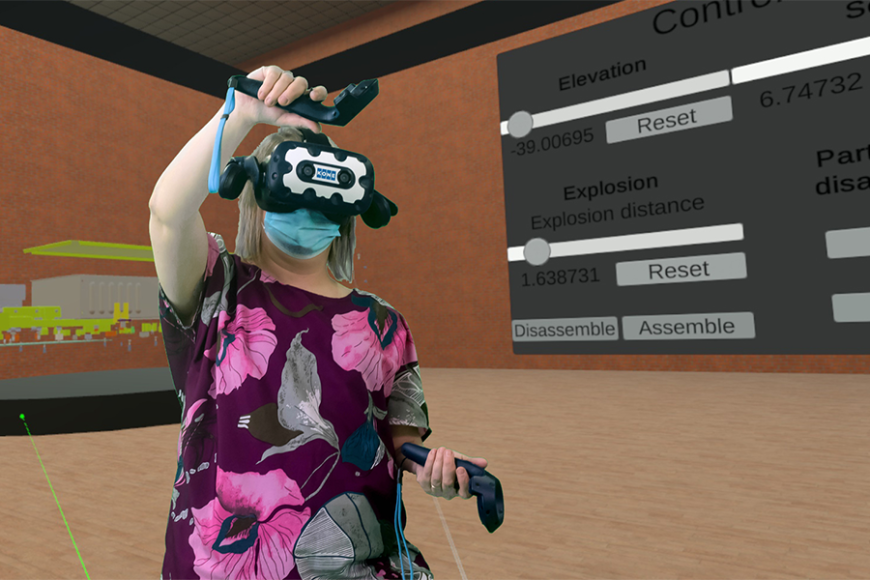 Nainen tarkastelee kehitysympäristöä VR-lasien avulla.