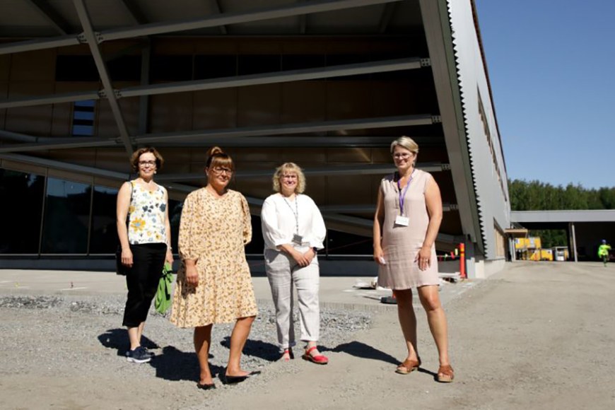 Naiset seisovat Silta-kampusrakennuksen edessä Nokialla