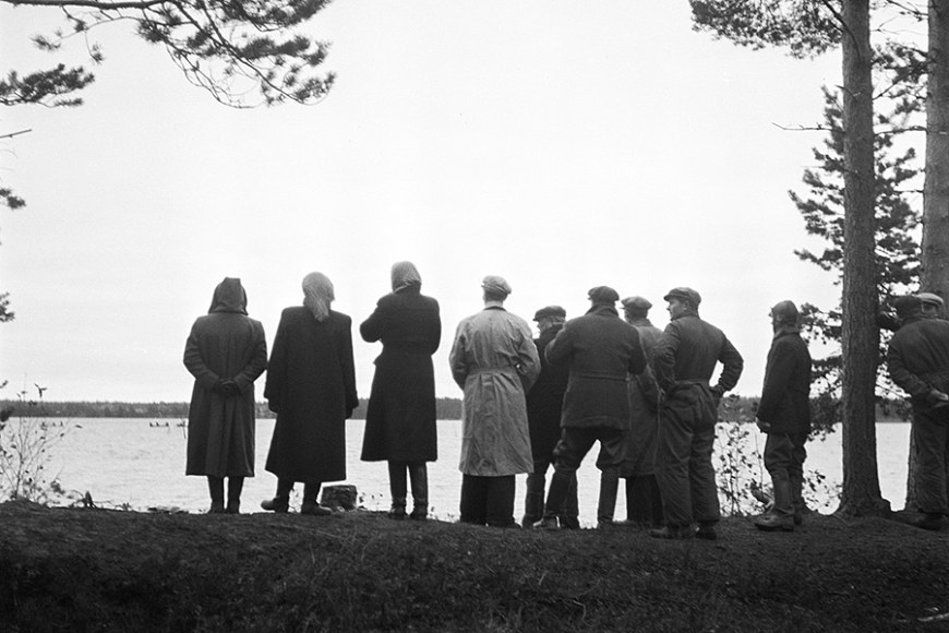 Henkilöitä järven rannalla 1950-luvulla.