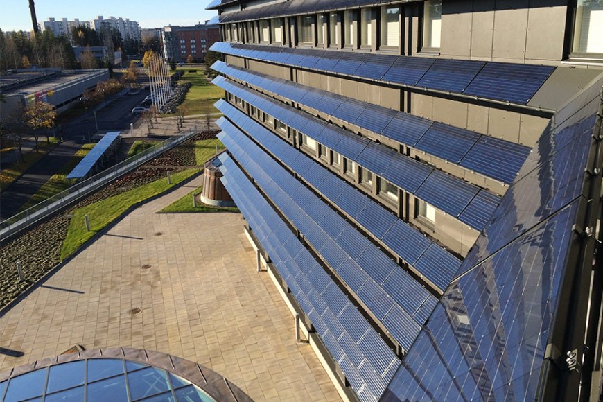 Aurinkopaneeleja toimistorakennuksen julkisivussa ikkunoiden alla. Kuva: Huhtelin / SYK