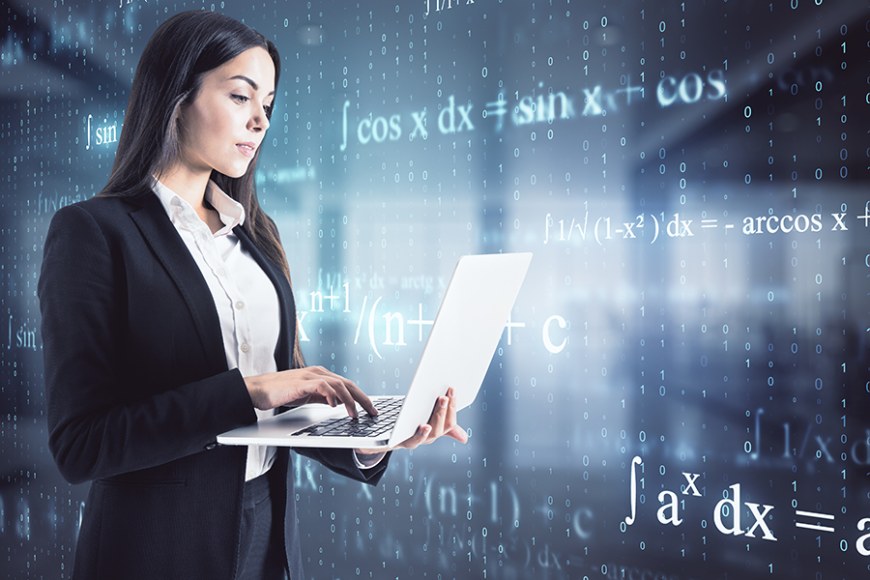 Nuori nainen kannettava tietokone käsissään ja taustalla virtuaalisia, matemaattisia kaavoja. 