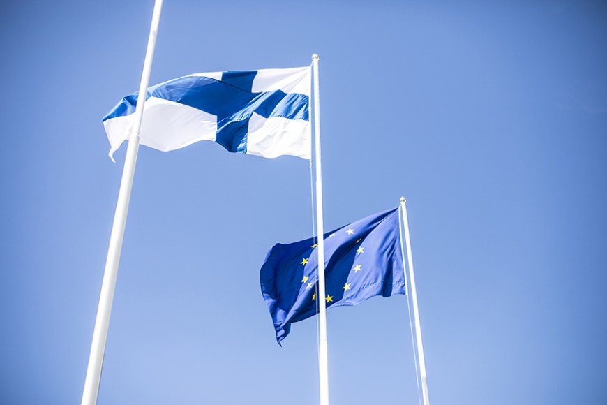 Suomen ja EU:n liput saloissa