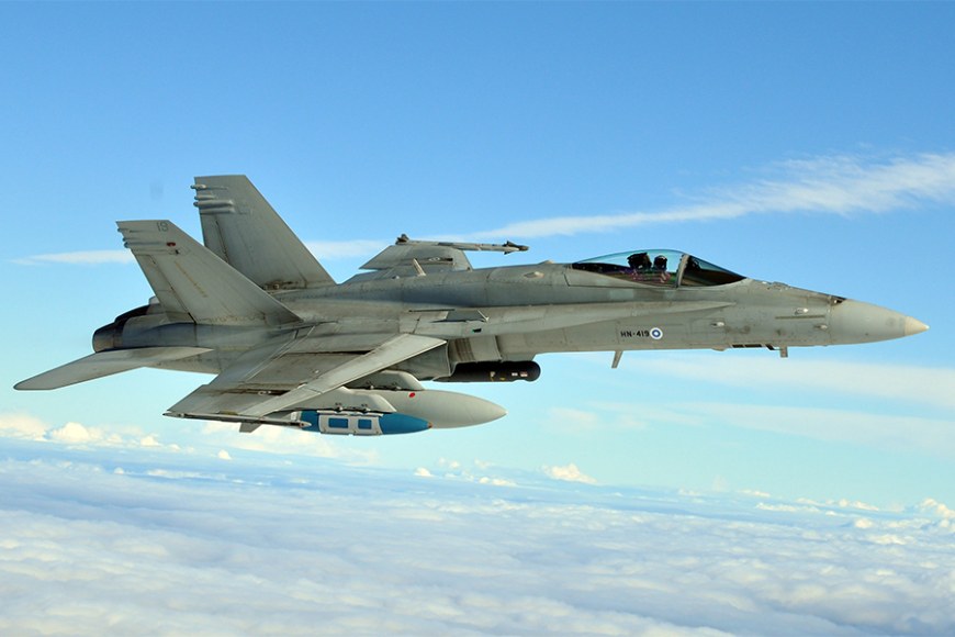 F/A-18 Hornet hävittäjälentokone ilmassa