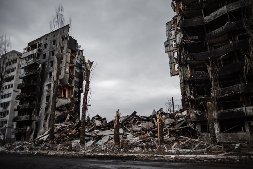 sodassa raunioitunut kerrostalon keskiosa Kiovassa