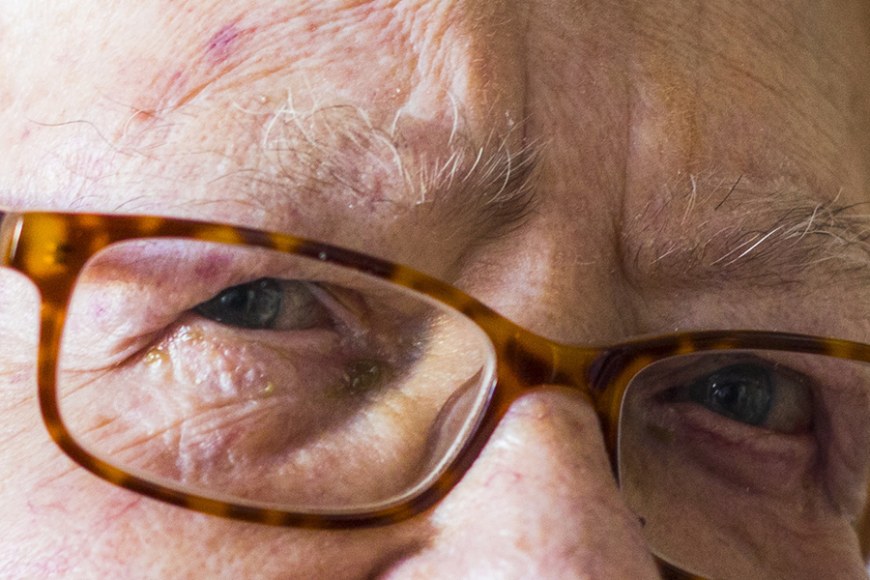 kuvituskuvassa vanhan ihmisen silmät silmälasien takana