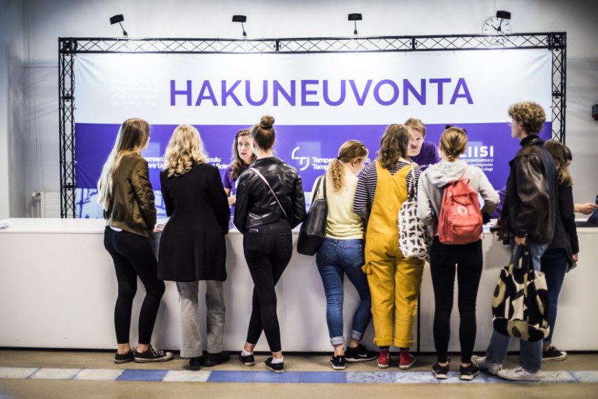 viitekuvassa lukiolaisia hakijapalvelujen tiskin äärellä Korkeakouluopiskelijaksi Tampereelle -tapahtumassa 2019