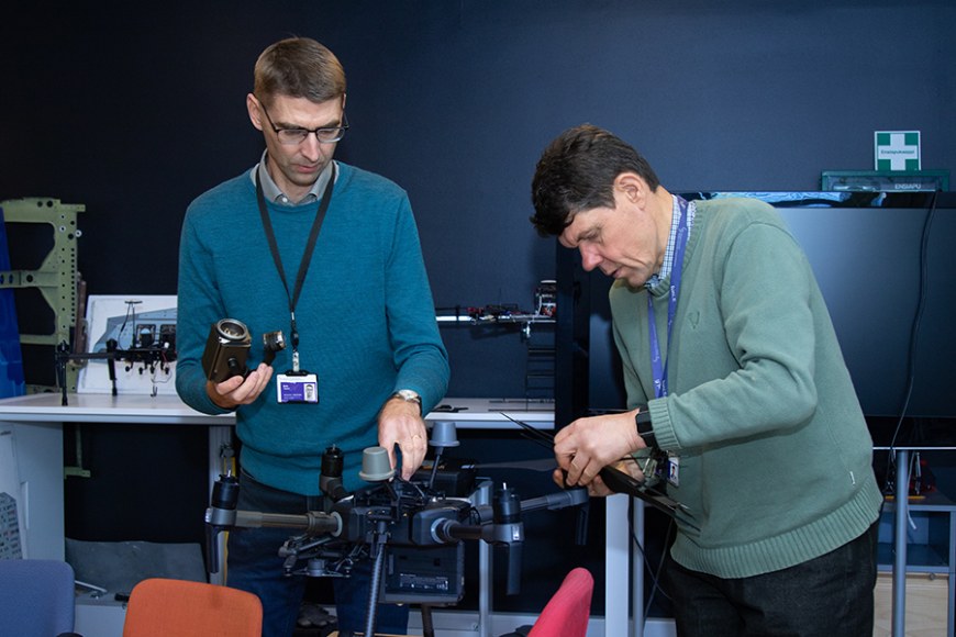 Projektipäällikkö Kalle Tammi ja yliopettaja Antti Perttula työskentelevät dronen parissa.