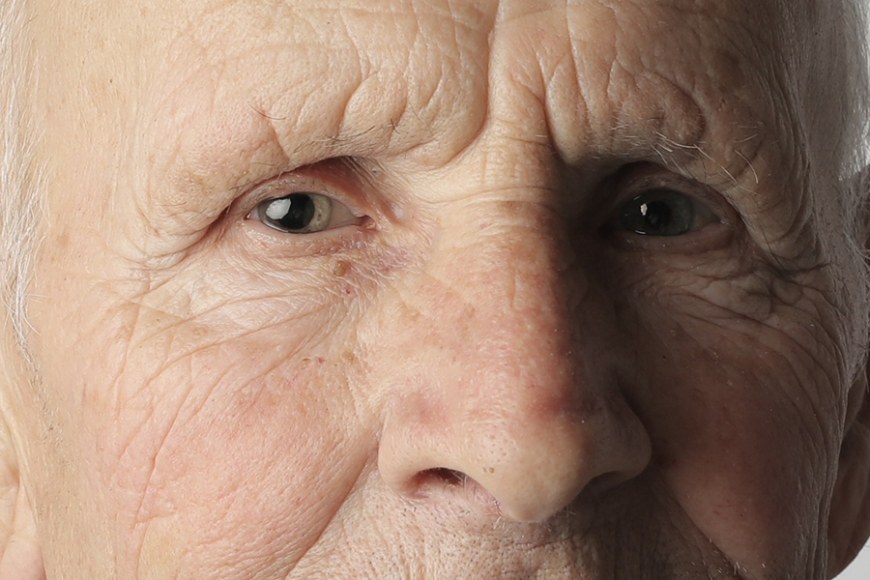 Aihekuvassa vanhan ihmisen silmät