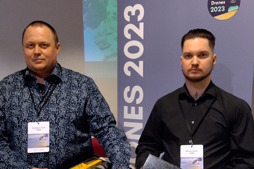 TAMKIn opiskelijat Janne Tuominen ja Mikko Riimala FinDrones-konferenssissa.