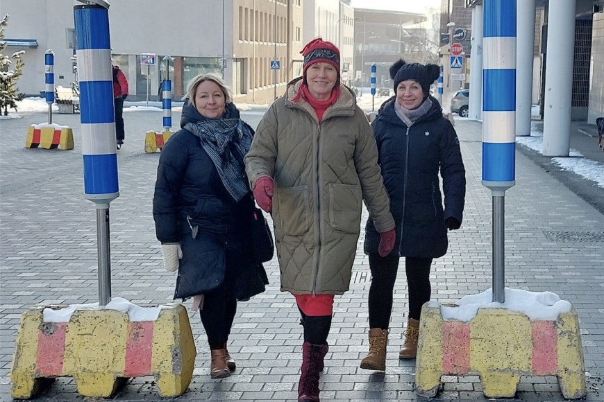 Kolme Nopsajalka-tiimin jäsentä kävelevät kadulla kohti kameraa