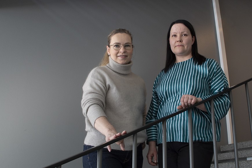 Marika Vuorenmaa ja Suvi Liljeqvist seisovat portaikossa.