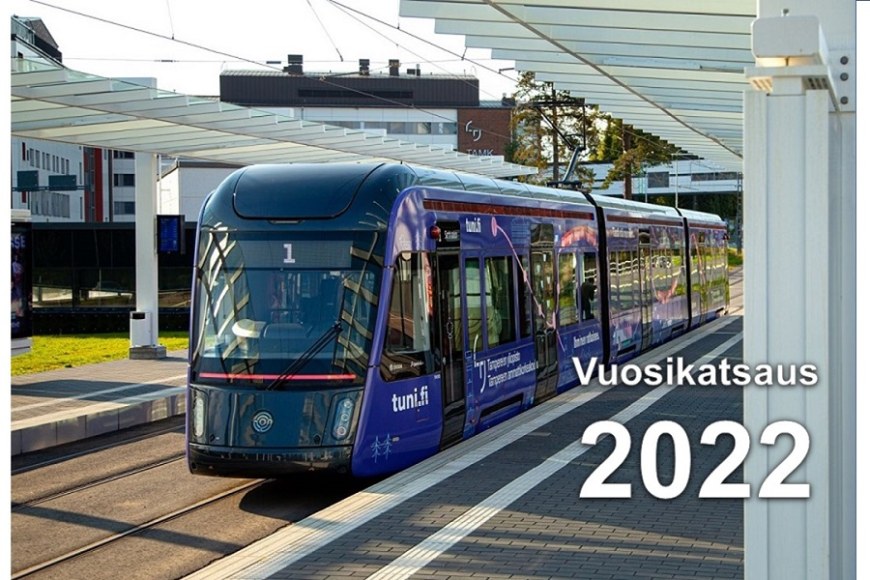 TAMK vuosikatsaus 2022 kuvituskuvassa ratikka Taysin pysäkillä.