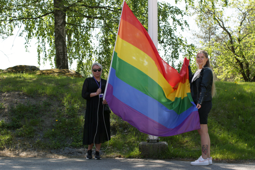 TAMK Pride-lipun nostossa Anna-Maria Balk ja Linda Vallenius 12.6.2023