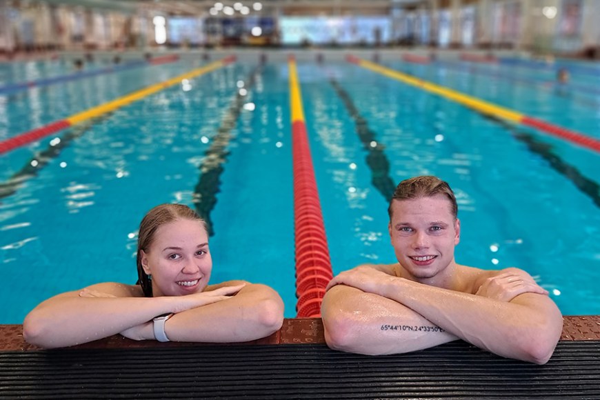 Anniina Murto ja Ronny Bränkärr harjoituksissaan Kalevan uintikeskuksella uima-altaassa.