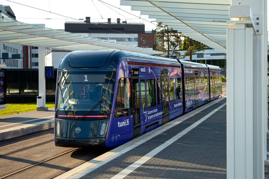 Tàu điện chạy qua khu campus TAMK tại thành phố Tampere, Phần Lan
