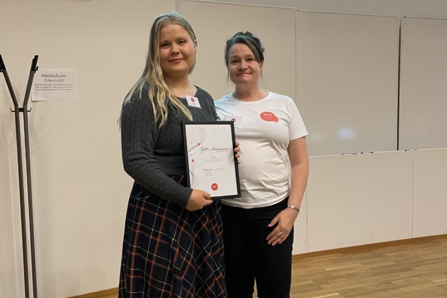 STVY:n puheenjohtaja Tiia Suomivuori ojensi Tytti Suojanen -palkinnon Iiris Liljalle yhdistyksen kevätseminaarissa Tampereella.