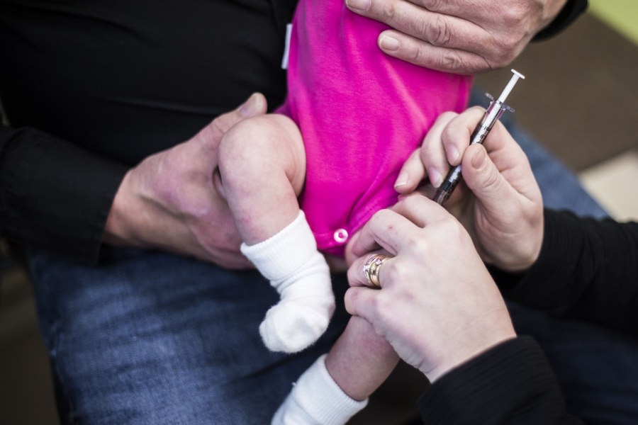 Vauva saa rokotuksen. Rokotetutkimus. Kuva: Jonne Renvall