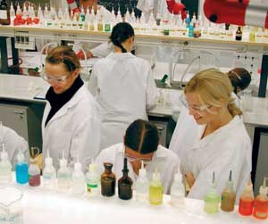 Opiskelijoita kemian opetuslaboratoriossa