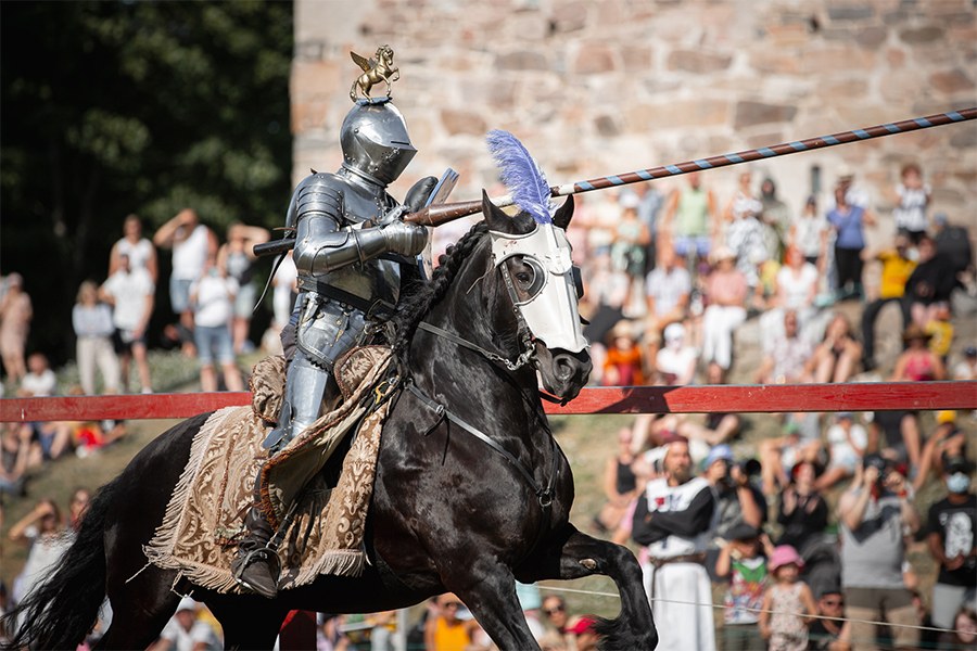 Ritari haarniskassa hevosen selässä keskiaikaisissa turnajaisissa Turun linnan pihalla.