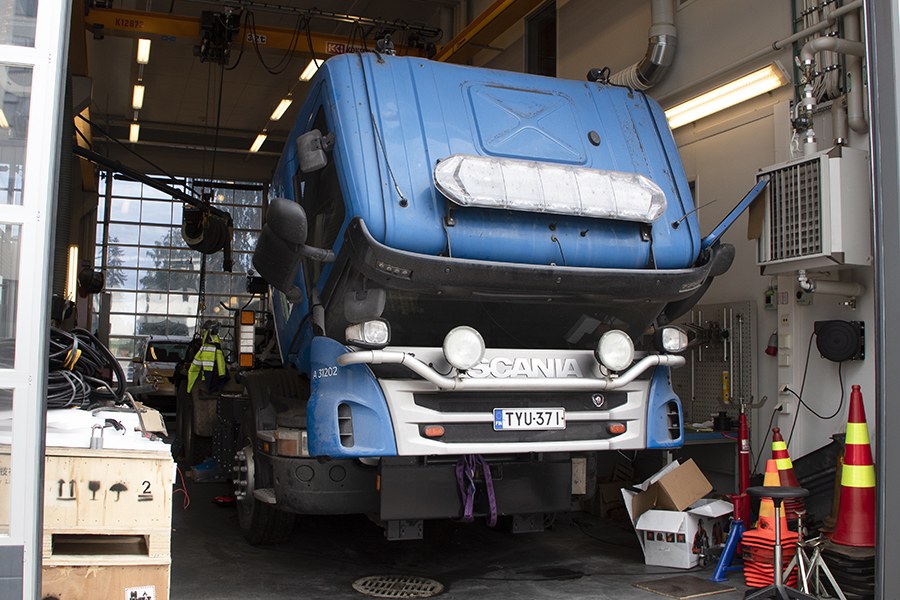 Scanian sininen kuorma-auto TAMKin ajoneuvolaboratoriossa.