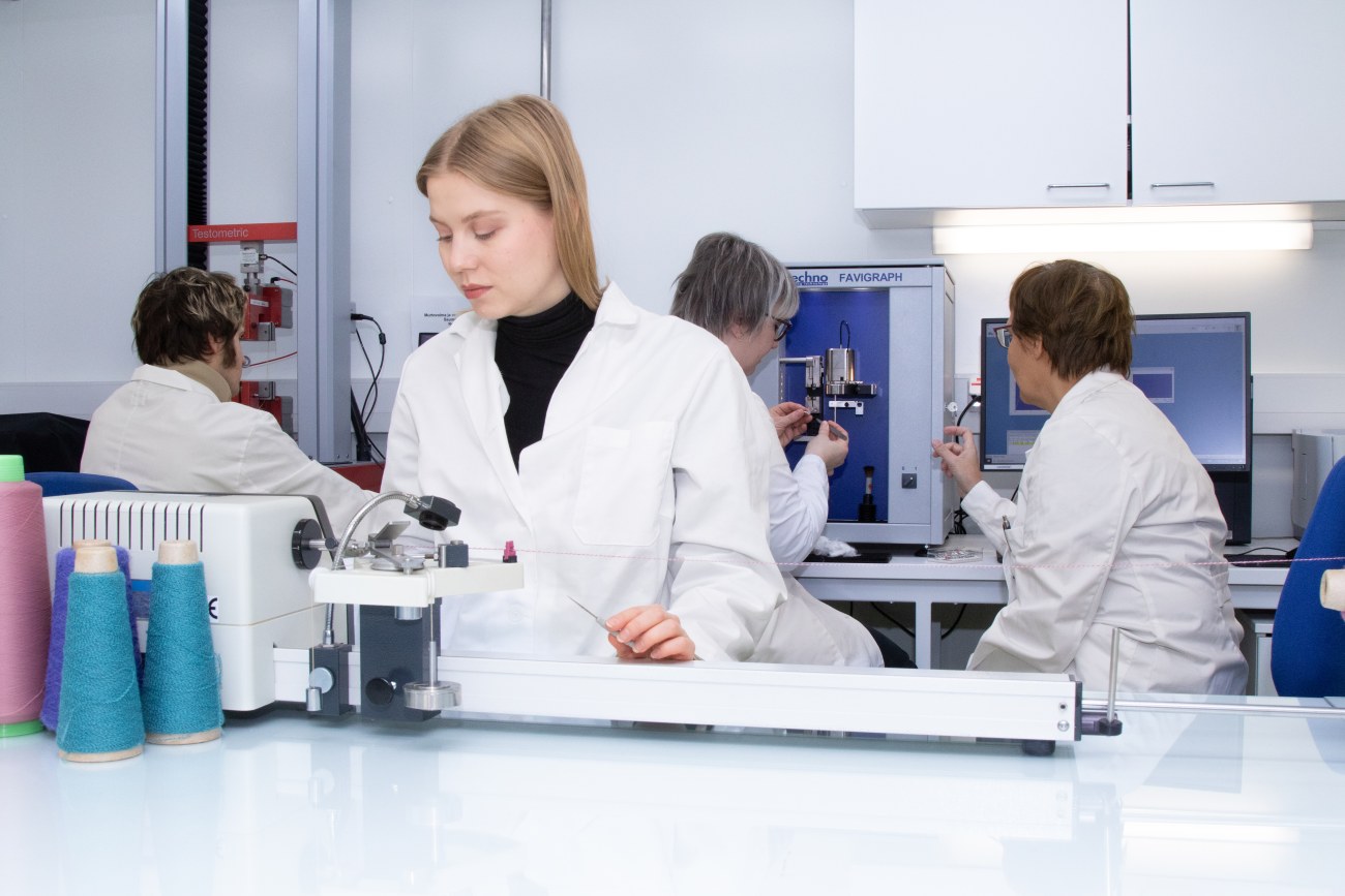 Qiz jinsiy aloqa mashinasini sinab kormoqda video