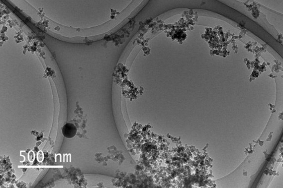 Mustahiilihiukkasia kuvattuna mikroskoopilla.