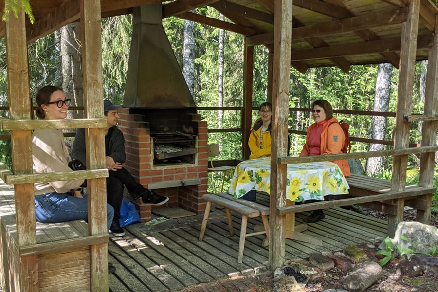 EKOS-hankkeen tutkijoita grillikatoksessa luonnon äärellä.