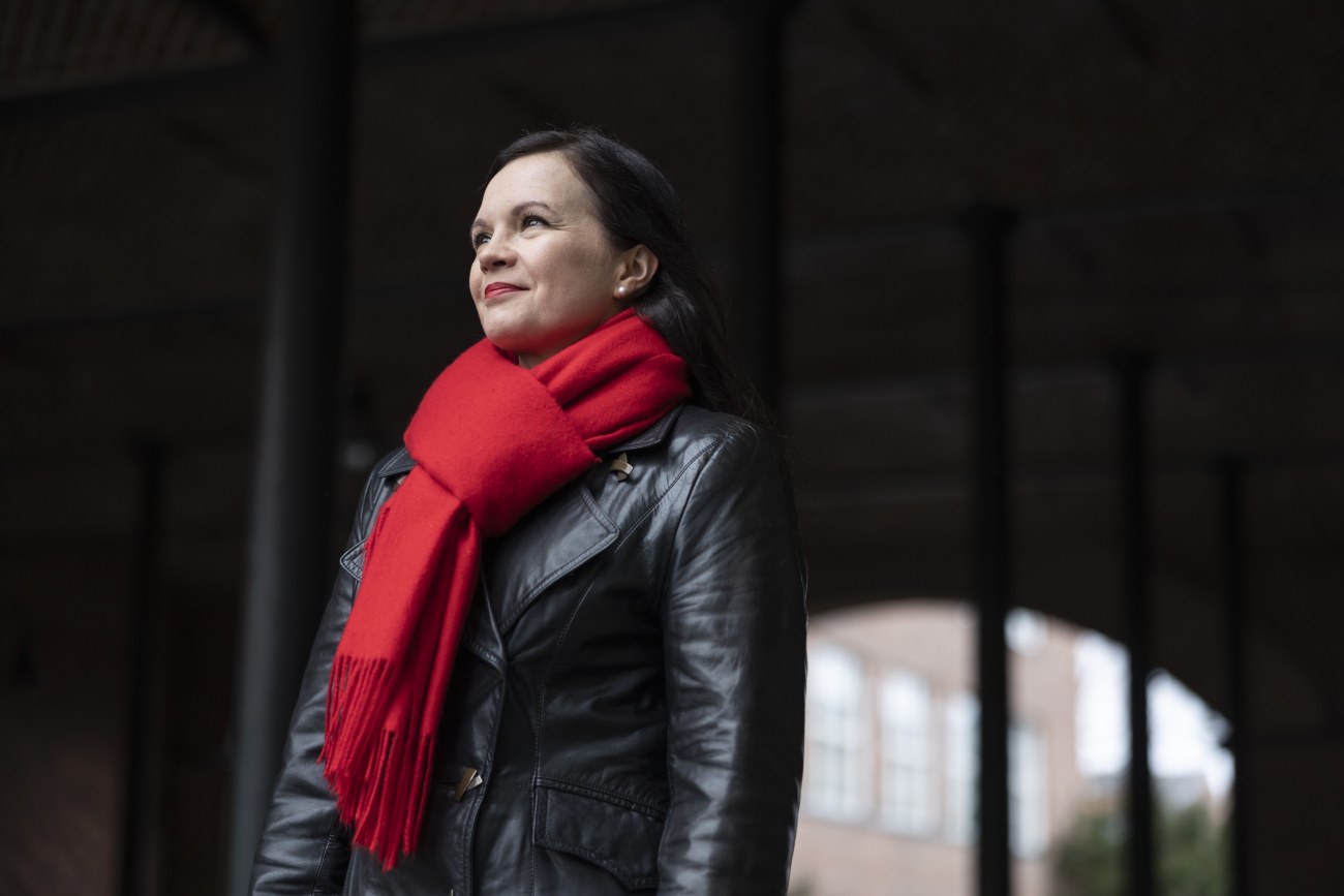 nainen punaisessa kaulahuivissa