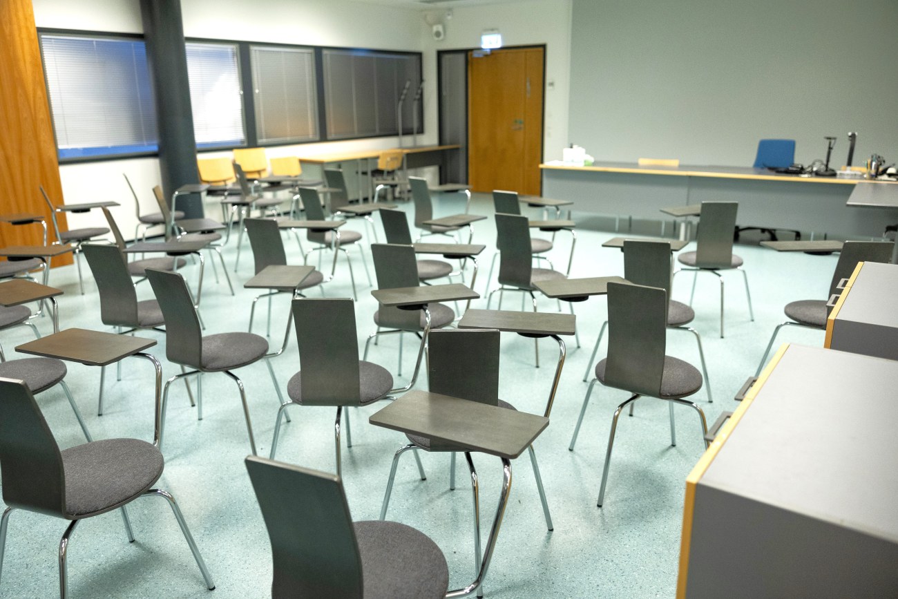 Luokkahuone, jossa tuoleja ja pulpetteja.