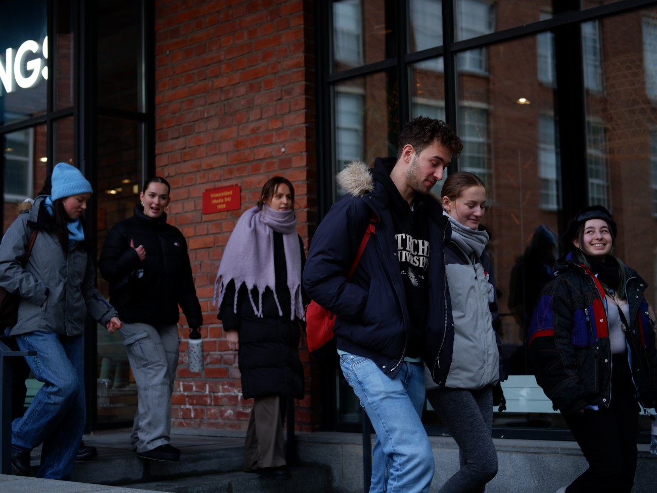 Intensiivikurssin opiskelijat kävelemässä Tampereella