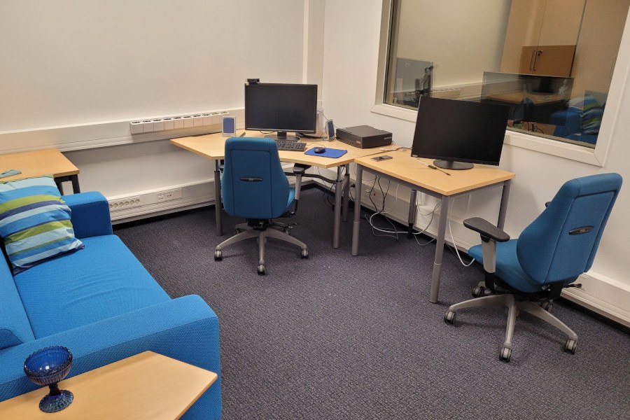 Overview photo of the participant room in the usability laboratory.