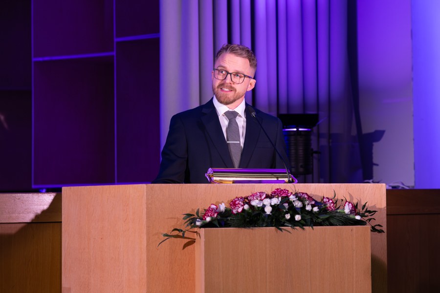 Turkka Lehtonen pitää puhetta puhujanpöntössä TAMKin juhlasalissa.