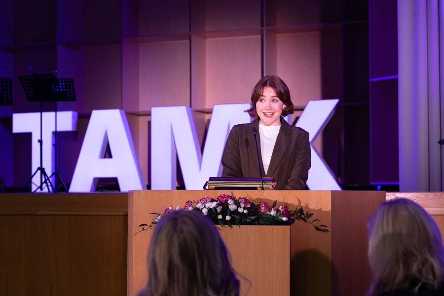 Iida Konttinen pitää puhetta puhujanpöntössä TAMKin juhlasalissa.