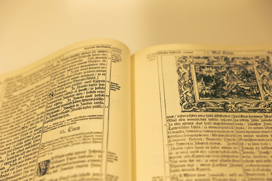 Vanha kirjan sivut avoinna.