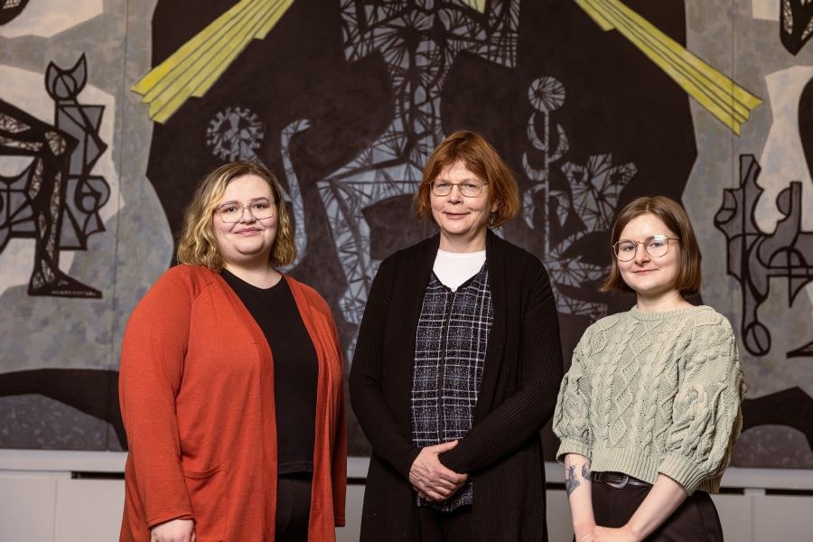 Kolme henkilöä potrettikuvassa.