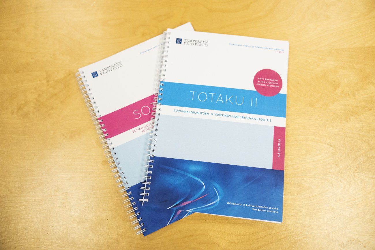 TOTAKU II ja SOTOKU -käsikirjat.