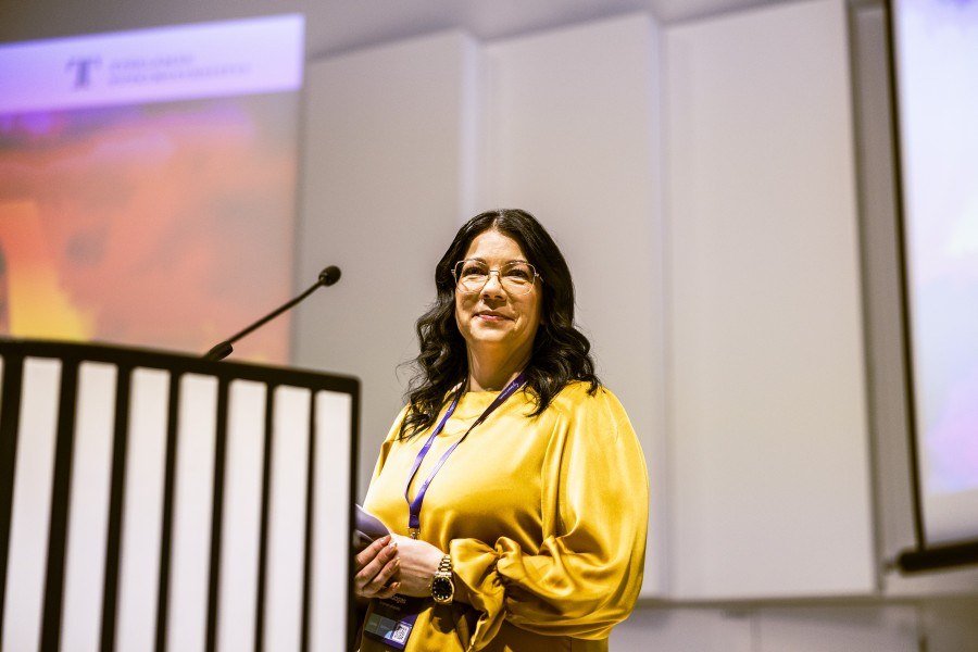 Anne Mäkikangas puhuu tilaisuudessa.