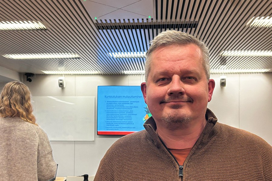 Psykologi, kouluttajapsykoterapeutti Lauri Parkkinen kuvattuna luentosalissa Tampereen yliopiston keskustakampuksella.