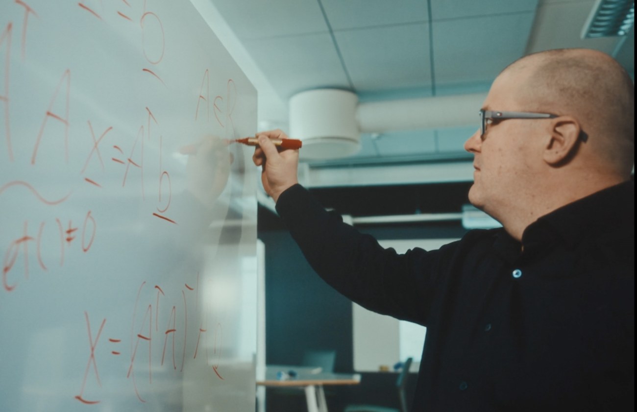 Simo Ali-Löytty, vanhempi yliopistonlehtori (kuvakaappaus videolta)